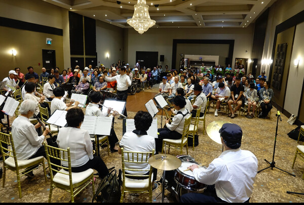 조상두 지휘자의 KC시니어 윈드 오케스트라가 연주하는 장면 