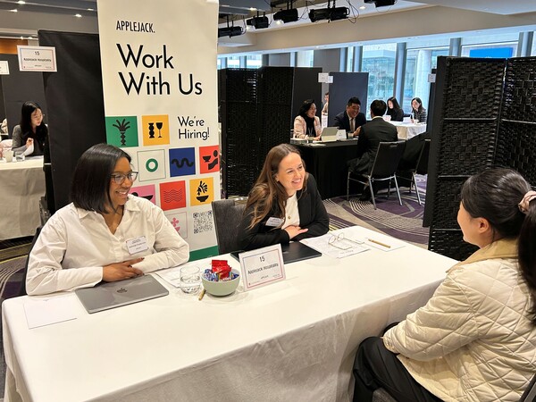 ‘2025 호주 취업박람회’에서 호주 구인처와 한국 청년 구직자가 채용 면접을 진행하고 있는 모습.