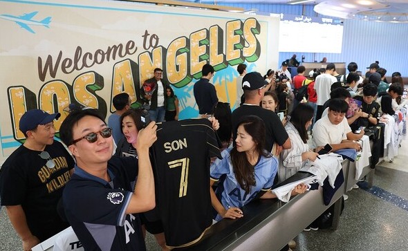 LA공항에서 손흥민을 반기며 열정적으로 응원하는 LA 한인 커뮤니티의 모습.(사진=LA타임즈)