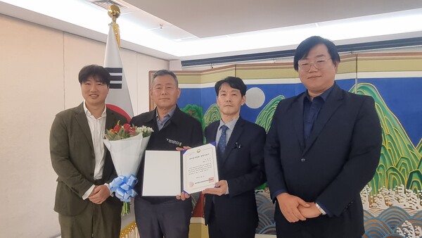 주상파울루 총영사관(총영사 채진원)은 8월 7일 오전 부마민주항쟁 관련자 증서 전달식을 개최하고, 부마민주항쟁 당시 부산대학교에서 민주화 운동에 참여했던 석갑수 씨(왼쪽에서 두번째)에게 증서를 전달했다.