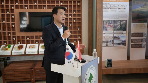 홍진욱 주싱가포르대사가 지난 5일 싱가포르 코참이 주최한 '제2회 Friends of Korea Day'에 참석 축사를 하고 있다.