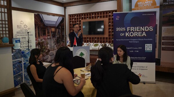 황주섭 싱가포르코참 회장이 인사말을 하고 있는 장면