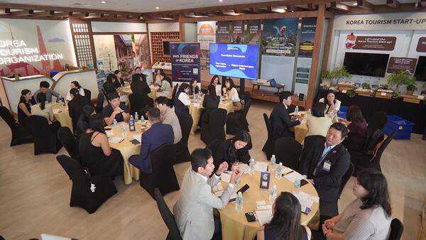 싱가포르 코참 주최 '제2회 Friends of Korea Day' 에서 참가자들이 네트워킹 행사를 개최하고 있다.