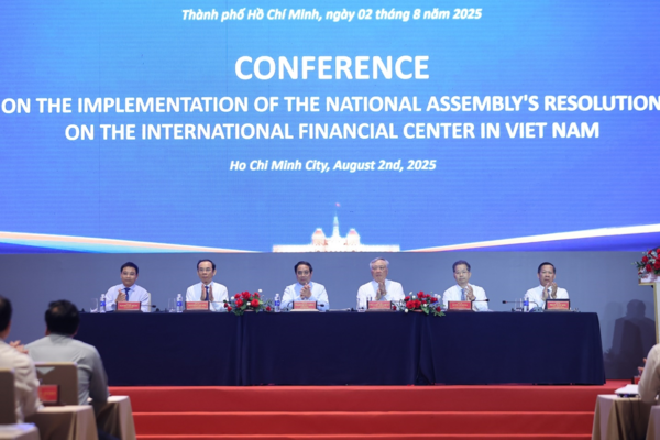 PHAM MINH CHINH 총리 주재로 8월 2일 개최된 '호치민 국제금융센터 구축 가속화를 위한 회의'에  코참연합회 정지훈 부회장이 외국인 투자자 대표 자격으로 참석했다. 