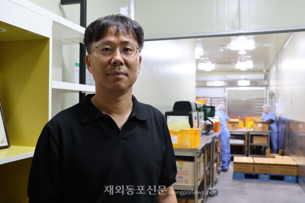 국내 최고 대기업에 다니다 창업의 길을 택한 이성종 밀라노푸드(MILANO FOOD)  대표가 폭염이 기승을 부리던 지난 7월30일, 영하 15도 이하 온도의 제조공장에서 포즈를 취한 모습.   