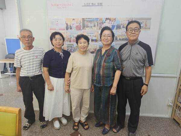 노인들에게 점심대접을 마치고, 대한노인회 베트남지회 임원들이 한자리에 모였다. 좌로부터 엄명제 이사, 김춘숙 부회장 주옥자 지회장, 황금임 고문, 정요영 수석부회장
