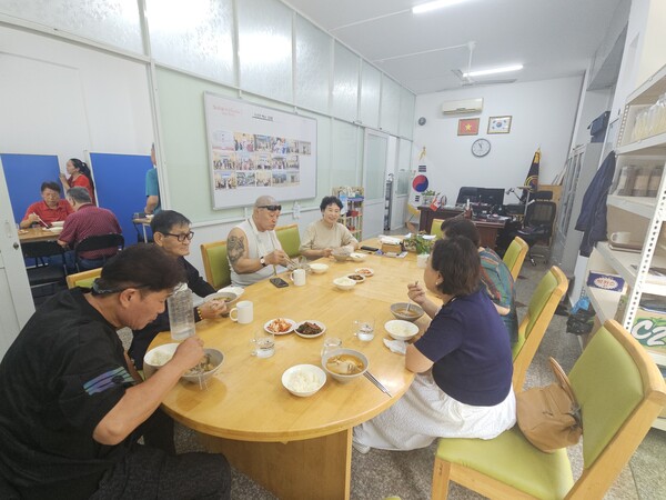주옥자 베트남 지회장은 매주 월~금 5회 노인회관에서 회원들에게 맛난 점심 '사랑의 오찬'을 대접하는 일이 가장 보람되고 즐겁다고 말한다.