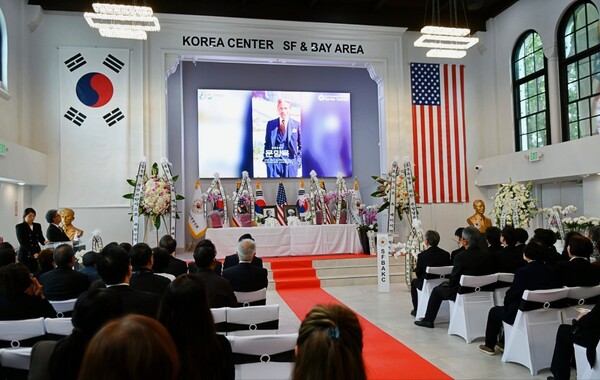 우운 문양목 지사 유해 봉환식에서 고인의 영상이 상영되고 있다. 