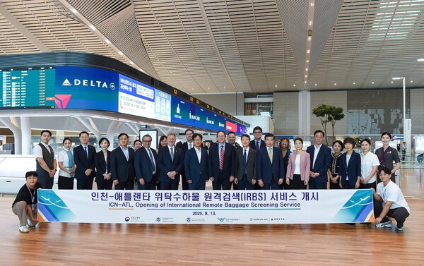 13일 인천공항에서 열린 '인천-애틀랜타 위탁수하물 원격검색 서비스 개시' 행사에서 인천국제공항공사 우성태 운항본부장(사진 앞줄 왼쪽에서 10번째)이 델타항공 제프 무마우 아태지역 부사장(사진 앞줄 왼쪽에서 7번째), 국토교통부 김홍락 공항정책관(사진 왼쪽에서 8번째), 주한미국대사관 Jim Heller 부대사(사진 왼쪽에서 9번째) 및 관계자들과 기념촬영을 하고 있다.