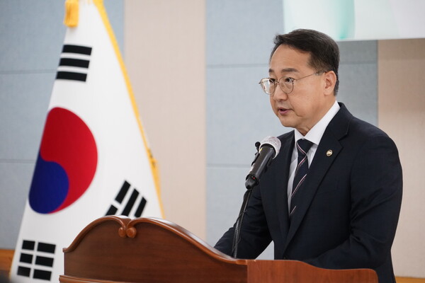 김인호 산림청장이 취임사를 밝히고 있는 장면