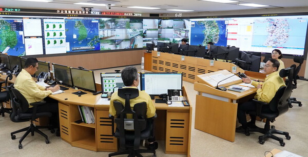 김인호 산림청장(왼쪽 세번째)이 14일 취임식을 마치고 산사태예방지원본부를 방문해 호우 대비 산사태 대응 상황을 점검하고있다.