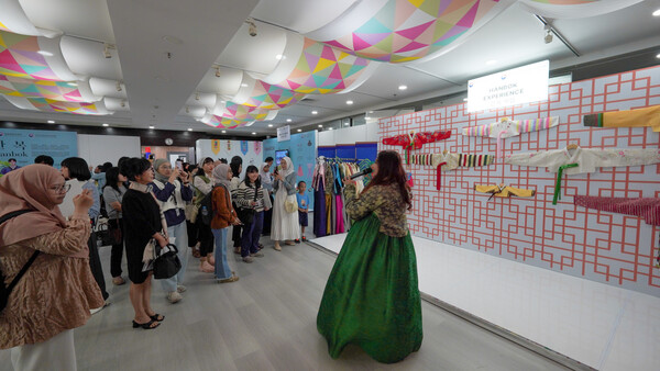 주인도네시아한국문화원이 11일 자카르타에서 개최한 'K-한복 자바섬 1,000Km의 여정 순회전' 개막식 장면