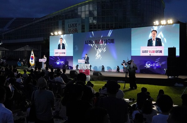 김인호 산림청장이 14일 ‘광복 80년, 나라꽃 무궁화 대축제’에 참석, 시민들에게 축하 인사를 전했다.