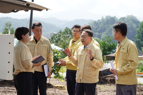 김인호 청장이 15일 경기도 가평군을 찾아 피해 복구 상황을 점검하고 있다.