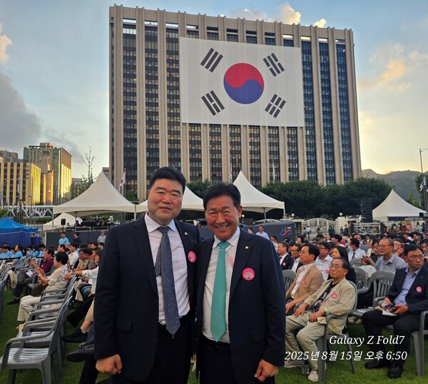 김년호 베트남한인상공인연합회장은 8월15일 '제21대 대통령 국민 임명식'에 참석, 박종범 월드옥타 회장과 한인경제인네트워크 강화 방안을 논의했다고 밝혔다.