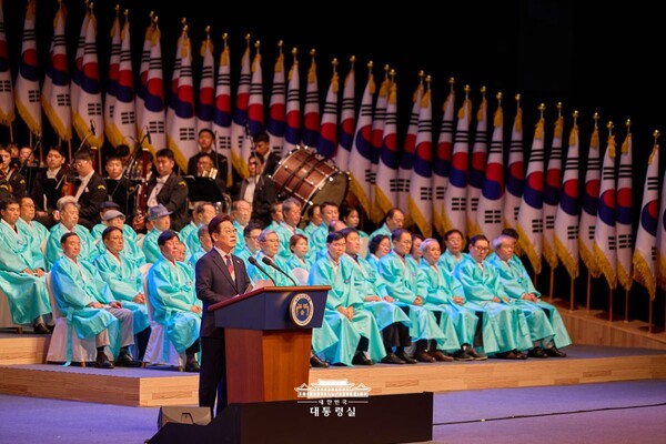 이재명 대통령이 광복절 경축사를 통해 재외동포 차세대들이 한국인으로서 자긍심과 정체성을 유지하도록 실질적 지원을 확대해 나가겠다고 강조했다.(사진은 이재명 대통령의 광복절 경축사 장면)