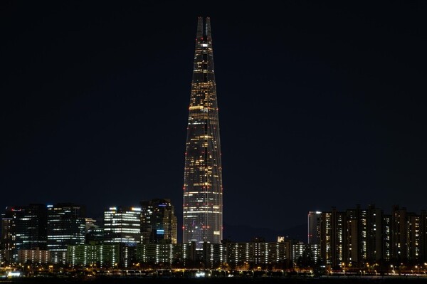 롯데그룹의 '형제의 난'이 또 다시 재현될 조짐이다. 사진은 롯데 123타워 야경. [출처=픽사베이]