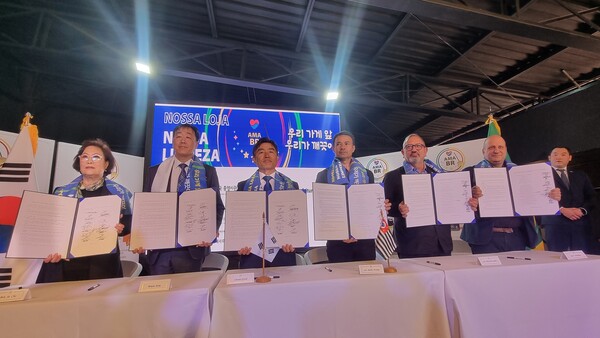 8월 15일 상파울루 한인타운에서 '우리가게 앞은 우리가 청소! 실천강령 협약식'이 열렸다. 왼쪽부터 조복자 노인회장, 김범진 한인회장, 채진원 주상파울루 총영사, 코르넬 멜루 아라우주(Coronel Mello Araujo) 상파울루 시 부시장, 사울 나미아스 봉헤찌로 치안위원장 및 상파울루 세(Sé) 구청 관계자