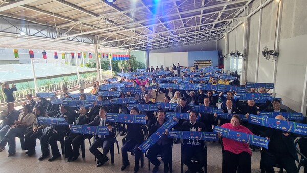 행사참가자들이 거리캠페인을 벌이고 있다.