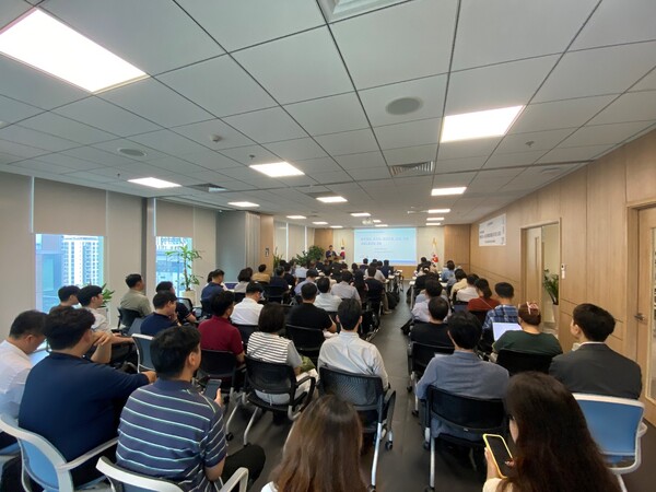 코참연합회는 8월 18일, 전문가와  베트남 진출 한국기업 관계자 60여 명이 참석한 가운데, 베트남 세무·노동법 개정에 대한 대응 전략을 집중 논의했다.