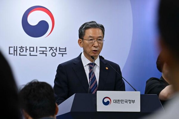 연설 중인 정성호 법무부장관. 법무부가 광복 80주년을 맞아 체류기간이 만류된 외국국적 동포와 가족에게 합법적인 체류 기회를 부여하는 특별 합법화 조치를 시행한다고 8월 19일 발표했다.