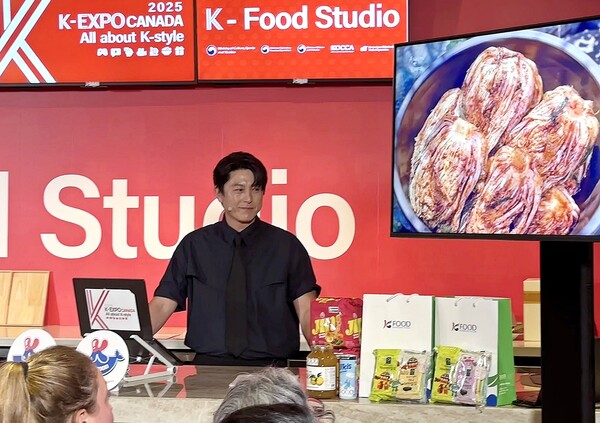 9일부터 10일까지 배우 류수영이 ' 2025 K-EXPO : All about K-Style’에서 참가자들에게  K-푸드 홍보전을 전개하고 있는 장면