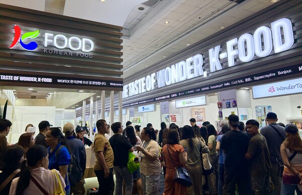 6일부터 9일까지 필리핀 마닐라에서  개최된 '2025 마닐라 국제식품박람회'에  참가한  관객들.