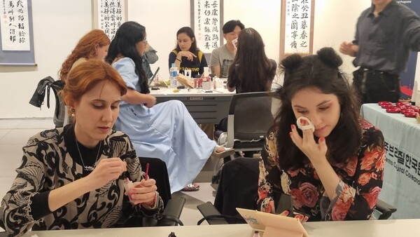 K-뷰티 워크숍에는 K-뷰티를 배우려는 현지인의 발길이 끊이지 않았다.