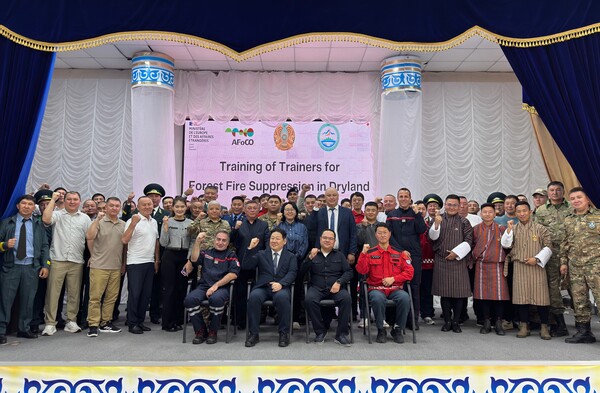 산림청은 카자흐스탄에서 열린 '산불진화 교관 양성을 위한 모의훈련'에 산림항공본부, 한국산불방지협회 교관 5명을 파견, 우리나라의 지상산불진화 기술과 경험을 전수한다.