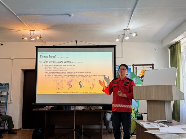 카자흐스탄에서 산림청 교관이 이론 강의를 하고 있다.