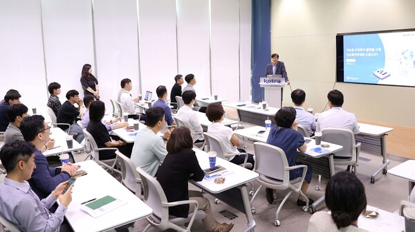 KOTRA는 8월 21일 서울 본사에서 정보화 전략계획(Information Strategy Planning, 이하 ISP) 수립 완료 보고회를 열고, 2026년부터 3년간 10대 중점과제를 단계적으로 추진한다고 밝혔다. 이정훈 KOTRA 부사장 겸 디지털무역투자본부장이 ‘지능형 무역투자 플랫폼’ 정보화 전략 계획에 대해 발표하는 모습.