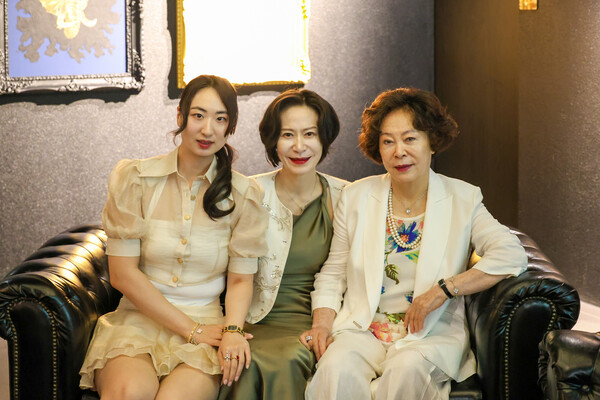 신격호 평전 독후활동 공모전 기념 임직원 행사 에 참석한 신영자 롯데재단 의장(오른쪽)과 장혜선 이사장(가운데)