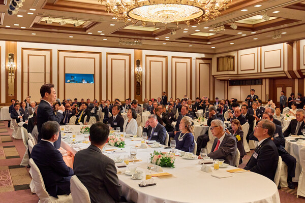 이재명 대통령이 8월23일 일본 도쿄의 한 호텔에서 가진 재일동포 오찬 간담회 모습. 