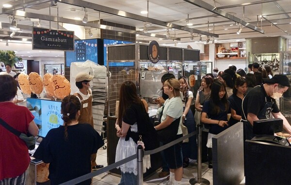 KOTRA는 최근 도쿄 주요 상권에서 한국 브랜드 팝업스토어 운영을 지원하고 있다. 지난 8월 13일 일본 도쿄 이세탄 백화점에서 열린 ‘농업회사법인 밭’의 감자빵 팝업스토어 현장의 모습.