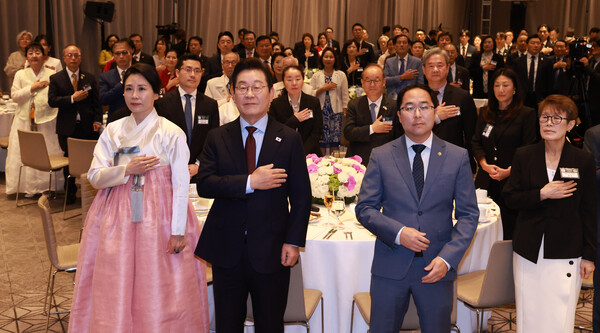  이재명 대통령과 김혜경 여사가 24일(현지시간) 재미동포 만찬 간담회에서 국민의례를 하고 있다. 이 대통령 오른쪽은 앤디 김 미국 상원의원. 