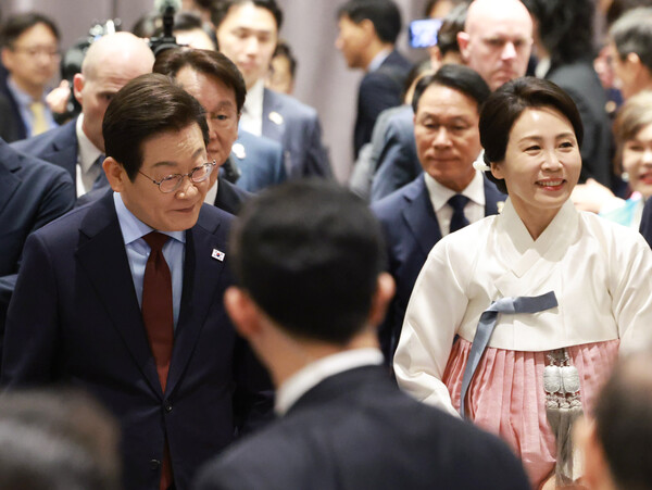 이재명 대통령과 김혜경 여사가 재미동포 만찬 간담회에 입장하고 있다.
