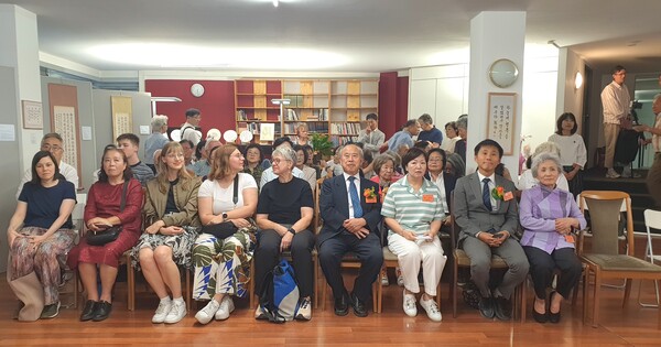 (사진 오른쪽 부터)  이혜정 지도 강사, 차순우 영사, 김유진 회장, 박선유 대표가 기념촬영을 하고 있는 장면 