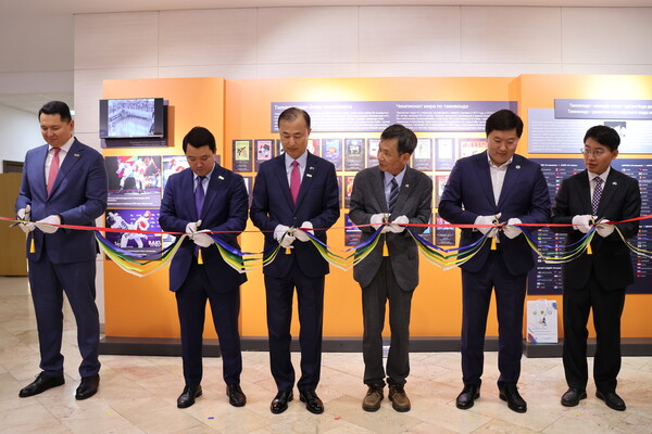 ‘태권도, 세계와 마주하다’ 전시회 개막식을 마치고 참가자들이 테이프 커팅을 하고 있다. 왼쪽에서 3번째가 조태익 주카자흐스탄 대사, 4번째가 정상기 국립태권도박물관장  
