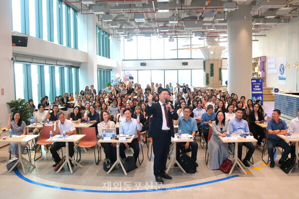 지난 8월7일 열린 제78회 코팜연합회 포럼에서 김년호 회장이 맨 앞에서 구호를 선창하고 있다. [코참연합회] 