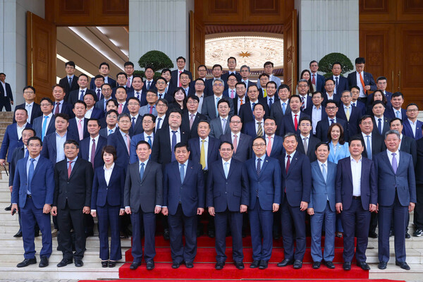 베트남 팜 민 찐 총리(앞줄 가운데)가 한국기업인들과 가진 간담회에서 김년호 회장(둘째줄 왼쪽에서 여섯번째) 등 참석자들이 기념촬영을 하는 모습. [코참연합회]