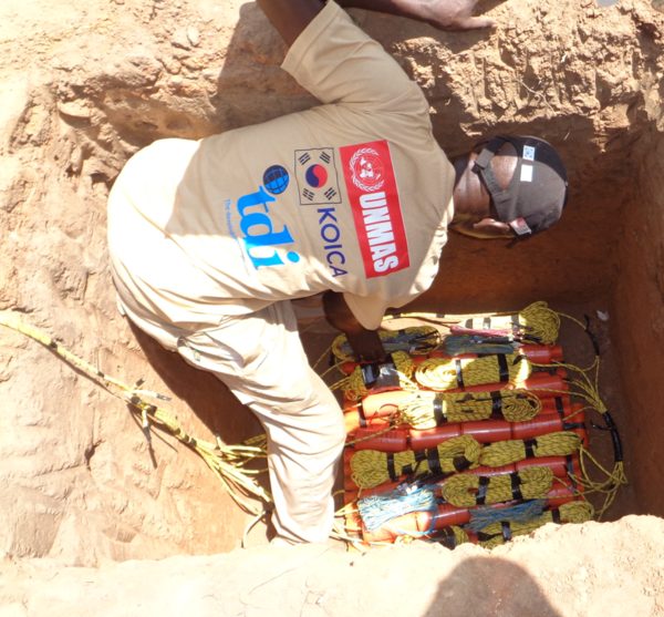 지뢰제거 전문가가 대량으로 묻혀 있는 지뢰제거 작업을 하고 있다.