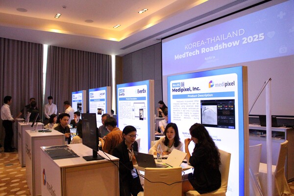 산업통상자원부와 KOTRA는 8월 28일부터 29일까지 방콕에서 '한-태 바이오테크 파트너십'을 개최했다. 참가 기업들이 현지 바이어와 제품 상담을 진행하고 있다.