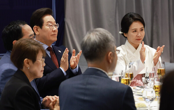 이재명 대통령과 김혜경 여사가 8월24일(현지시간) 미국 워싱턴DC의 한 호텔에서 열린 동포 만찬 간담회에 참석한 모습. [연합뉴스]