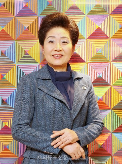 반세기를 '종이'와 함께 해온 노영혜 종이문화재단 이사장. 우리 민족은 종이 위에서 태어나고, 살다가, 종이 위에서 생을 마감한다고 그는 말했다.  