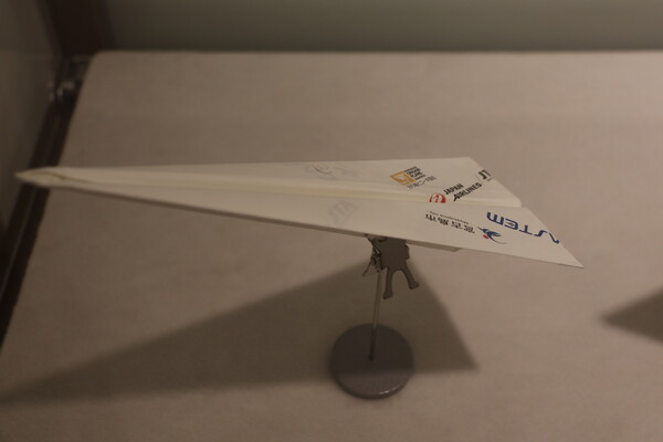 일본 JAL 종이비행기 아시아대회에서 우승한 종이비행기로 종이나라박물관에 전시돼 있다. 신무준 씨 작품으로, 멀리날리기 부문에서 49.67m를 날려 우승했다.   