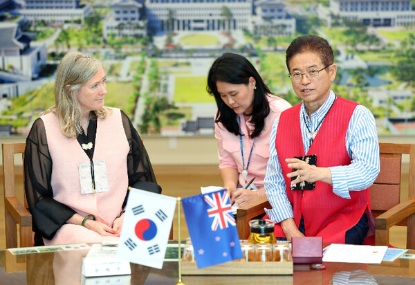 이철우 경북도지사가 2일 경북도청에서 돈 베넷 주한뉴질랜드 대사를 만나 APEC 협력방안에 대해 논의하고 있다. 