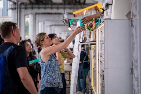 서울관광 푸드페스티벌에 참가한 외국 관광객들. 