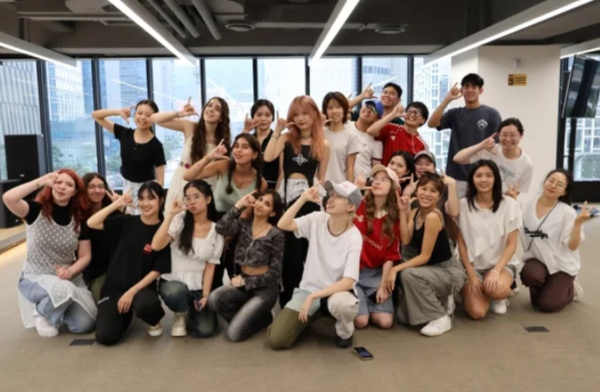 '케데헌' 영향 등으로  MZ세대를 중심으로 서울을 찾는 외국인 관광객이 계속 증가, 7월 한 달 136만 명으로 역대 최대를 기록했다.    