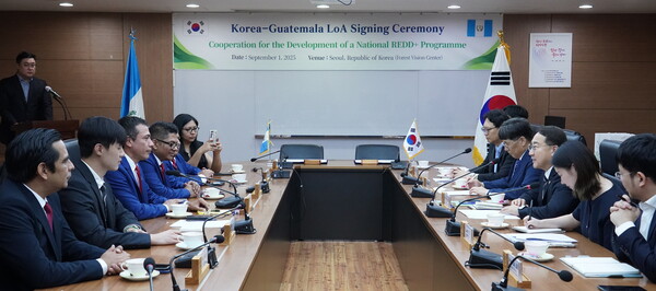산림청 서울사무소에서 한국과 과테말라 산림청 관계자들이 개발도상국의 산림전용을 방지해 온실가스를 줄이는 사업인 ‘REDD+’ 협력 사업에 대해 논의하고 있다. 