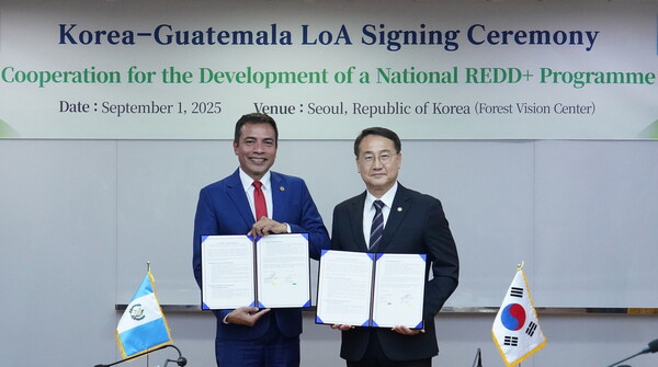 9월 1일 산림청 서울사무소에서 김인호 산림청장(오른쪽)과 브루노 아리아스 리바스 과테말라 산림청장이 'REDD+ 합의서'에 서명하고 기념촬영을 하고 있다.